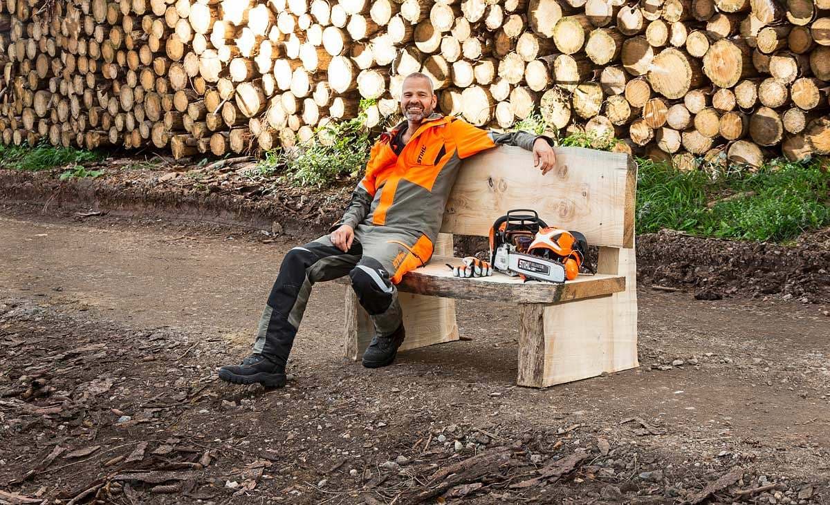 Die Kunst der Holzbank: Handgefertigte Meisterwerke für Gemütlichkeit im Freien