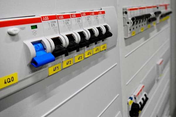 UVV Prüfung gemäß DGUV V3: Welche Betriebe betroffen sind