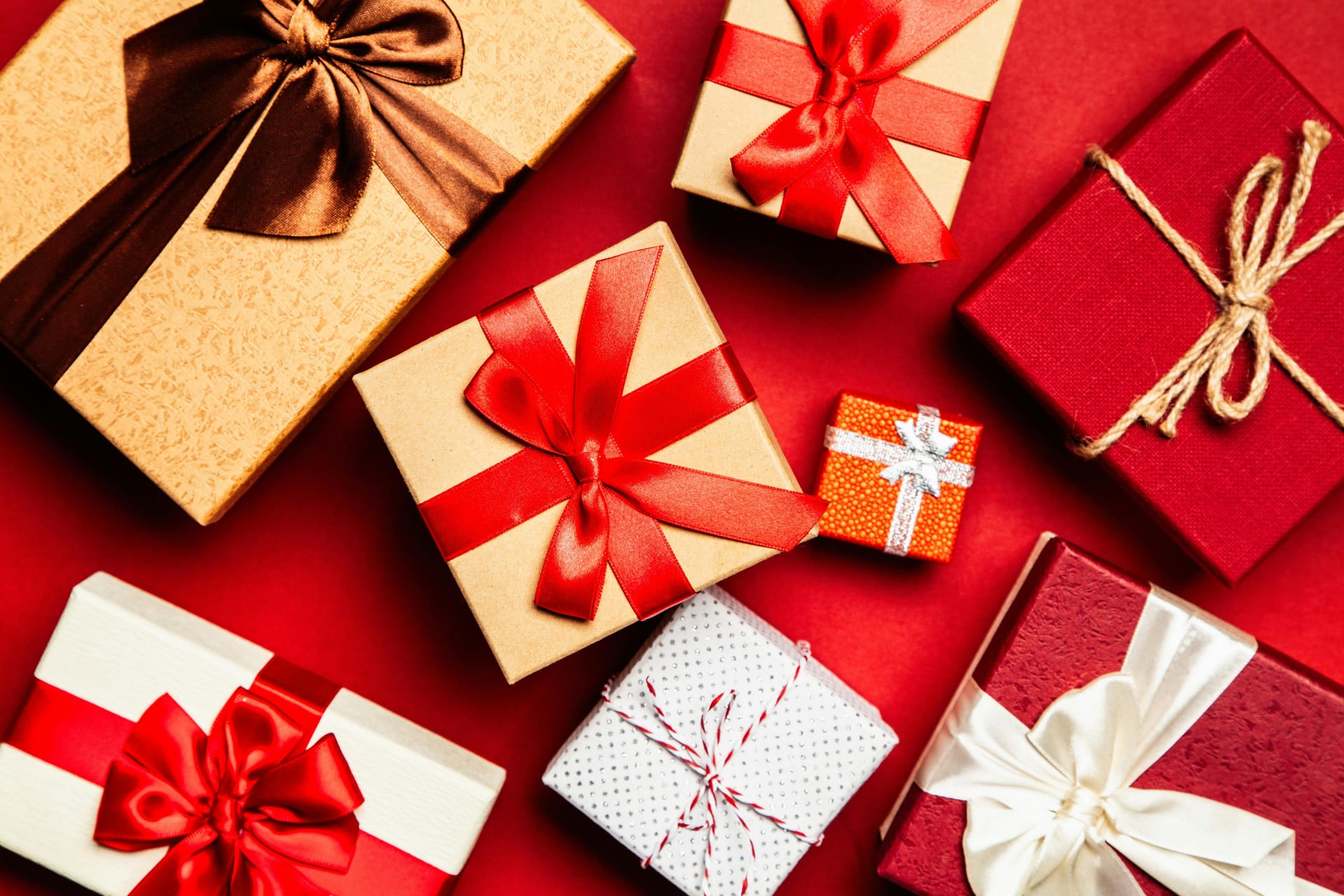 Geschenke zur Geburt: Die besten Geschenkideen für Babys und ihre glücklichen Eltern
