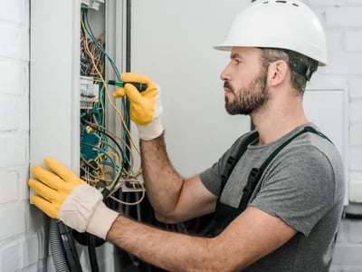 UVV Prüfung gemäß DGUV V3: Welche Betriebe betroffen sind