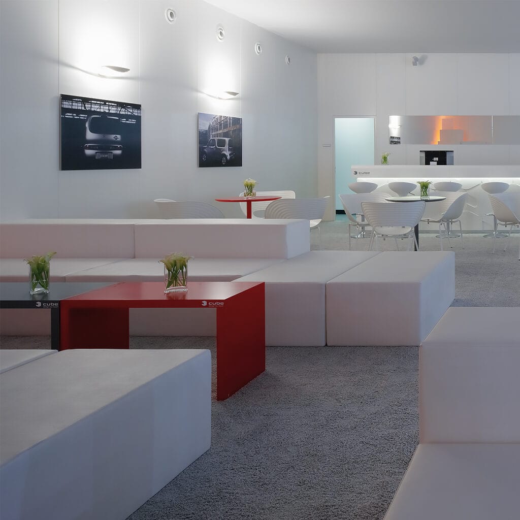 Ihre Messe- und Eventmöbel: Hochwertige Miete mit flexibler Lieferung und Branding