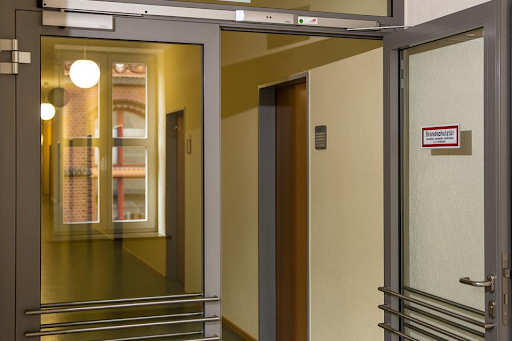 Wie Feststellanlagen für Schließmechanismen die Nutzung von Brandschutztüren erleichtern