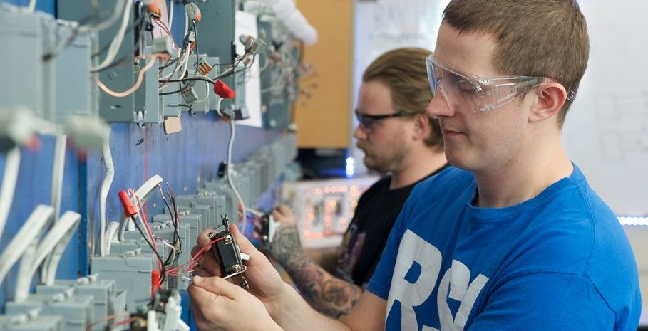 Gesetzliche Anforderungen an die Prüfung ortsfester elektrischer Anlagen
